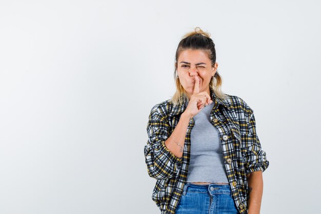 Kostenloses Foto eine ausdrucksstarke junge dame posiert