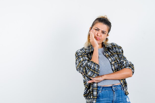 Eine ausdrucksstarke junge Dame posiert