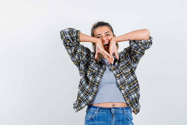 Eine ausdrucksstarke junge Dame posiert