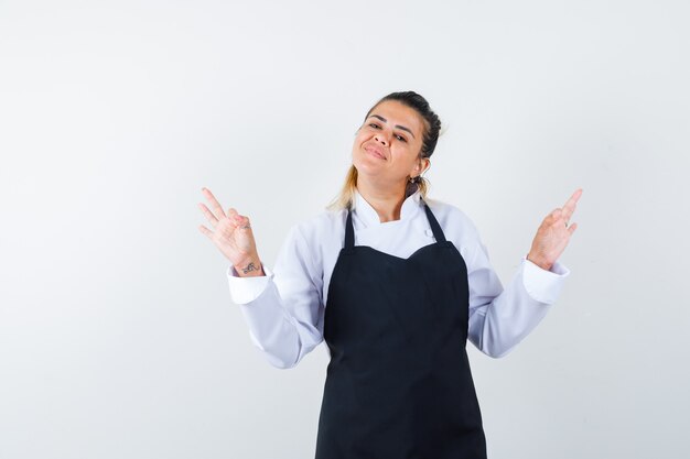 Eine ausdrucksstarke junge Dame posiert