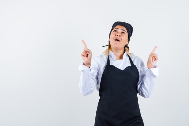 Eine ausdrucksstarke junge Dame posiert