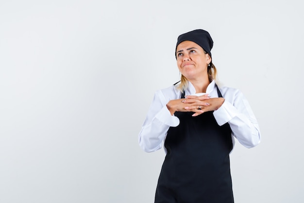 Eine ausdrucksstarke junge Dame posiert