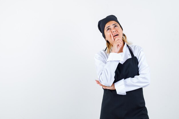 Eine ausdrucksstarke junge Dame posiert