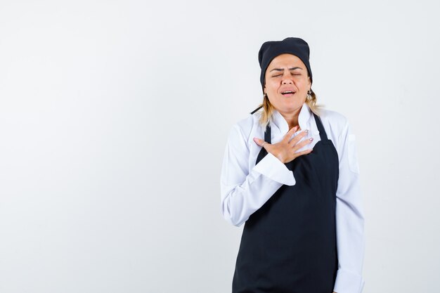 Eine ausdrucksstarke junge Dame posiert