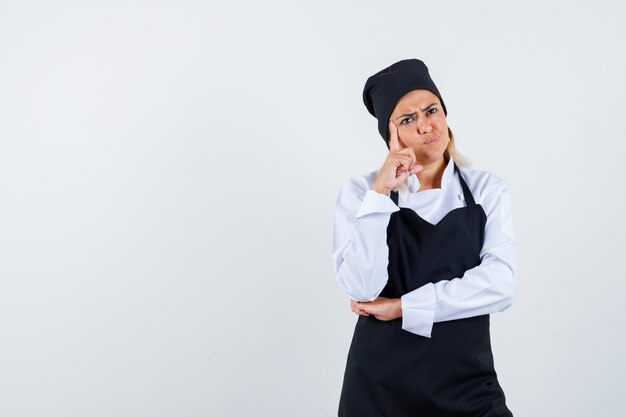 Eine ausdrucksstarke junge Dame posiert