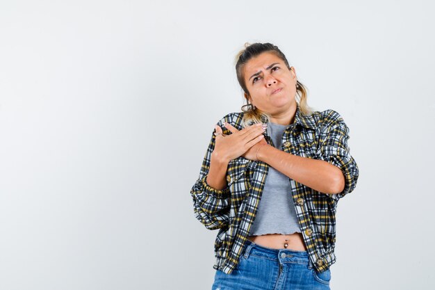 Eine ausdrucksstarke junge Dame posiert