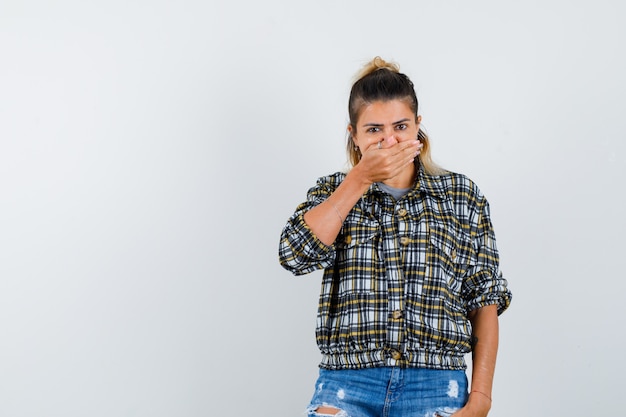 Eine ausdrucksstarke junge Dame posiert