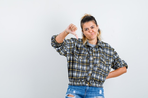 Kostenloses Foto eine ausdrucksstarke junge dame posiert