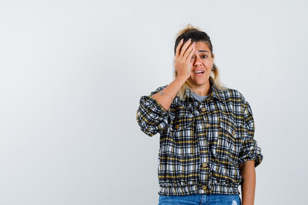 Eine ausdrucksstarke junge Dame posiert