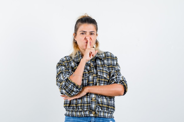 Kostenloses Foto eine ausdrucksstarke junge dame posiert