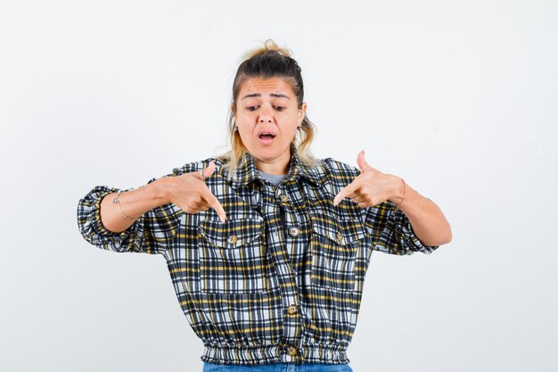 Eine ausdrucksstarke junge Dame posiert