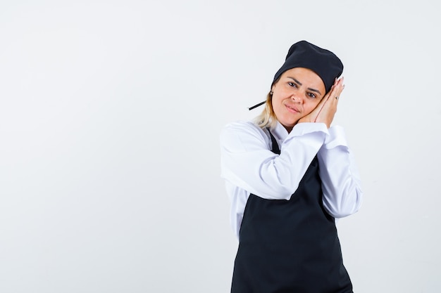 Eine ausdrucksstarke junge Dame posiert