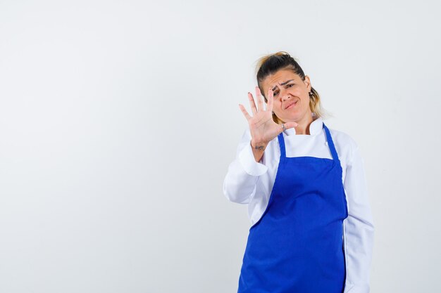 Eine ausdrucksstarke junge Dame posiert