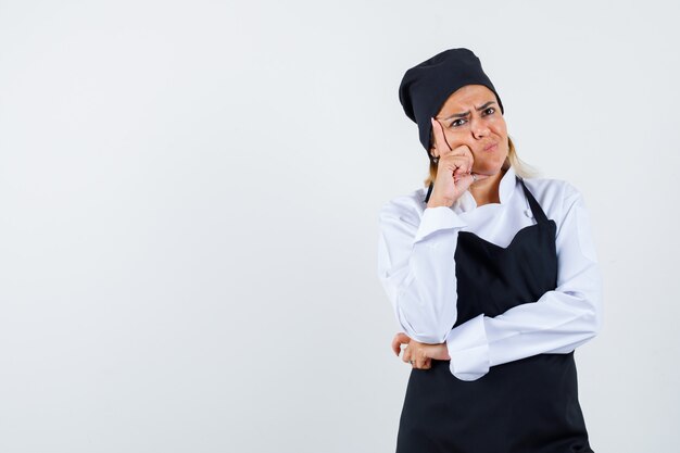 Eine ausdrucksstarke junge Dame posiert