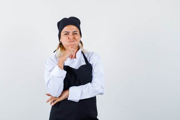 Eine ausdrucksstarke junge Dame posiert