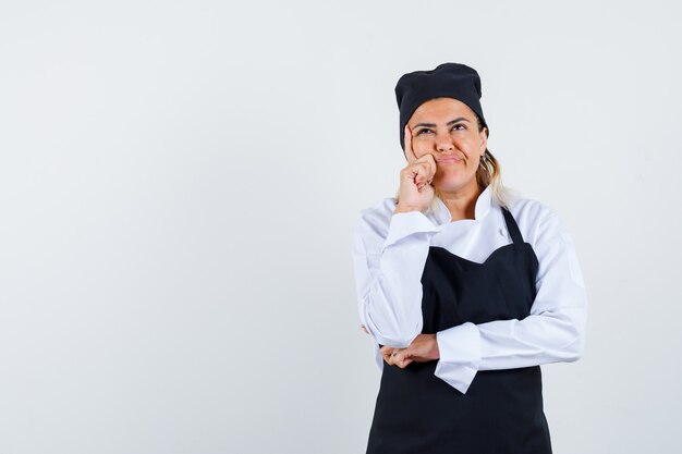 Eine ausdrucksstarke junge Dame posiert