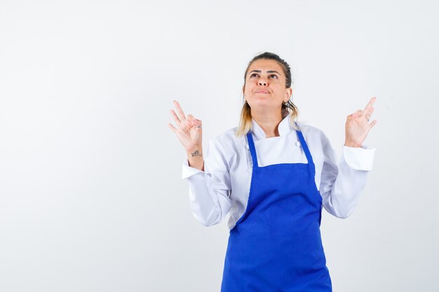 Eine ausdrucksstarke junge Dame posiert