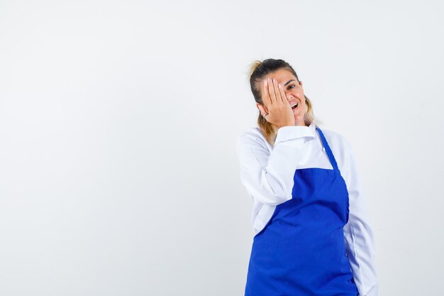 Eine ausdrucksstarke junge Dame posiert