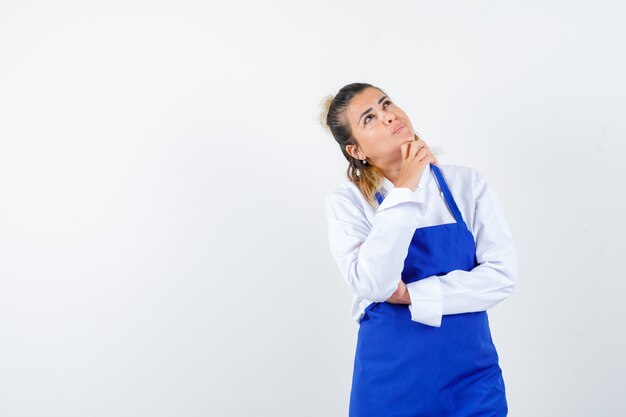 Eine ausdrucksstarke junge Dame posiert