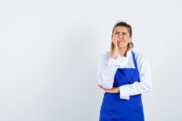 Kostenloses Foto eine ausdrucksstarke junge dame posiert