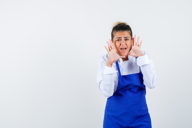 Eine ausdrucksstarke junge Dame posiert