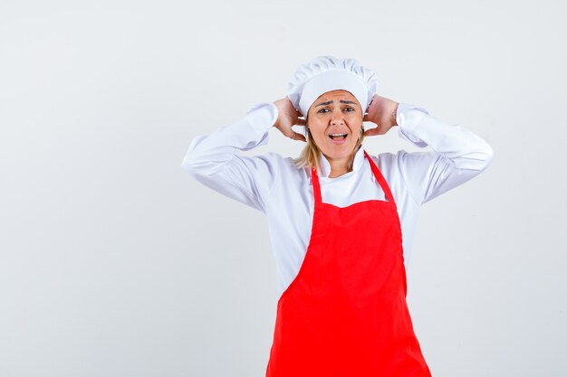 Eine ausdrucksstarke junge Dame posiert