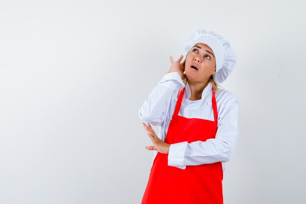 Eine ausdrucksstarke junge Dame posiert