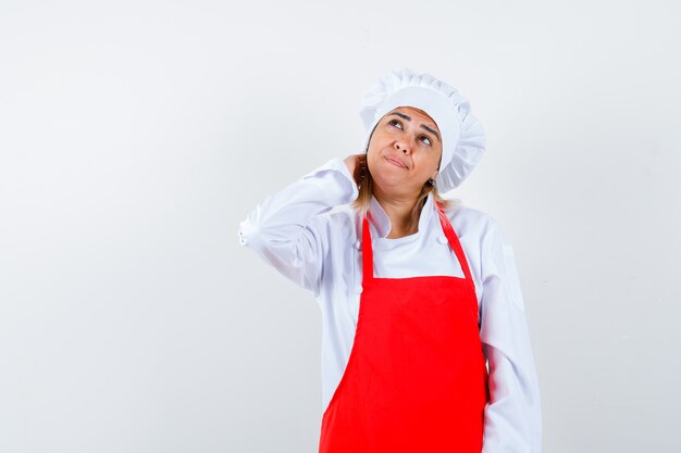 Eine ausdrucksstarke junge Dame posiert