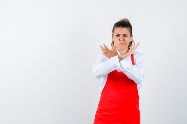 Eine ausdrucksstarke junge Dame posiert