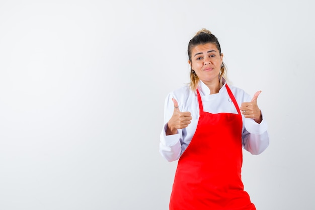 Eine ausdrucksstarke junge Dame posiert