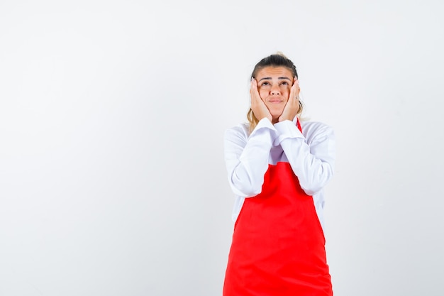 Eine ausdrucksstarke junge Dame posiert