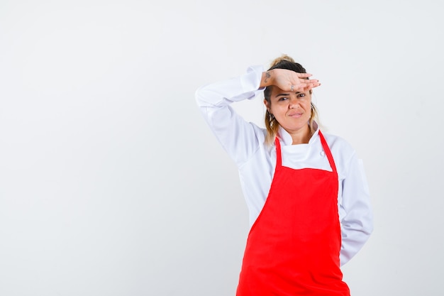 Kostenloses Foto eine ausdrucksstarke junge dame posiert