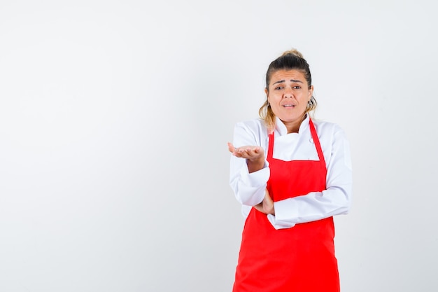 Eine ausdrucksstarke junge Dame posiert