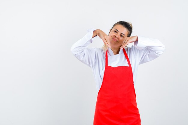 Eine ausdrucksstarke junge Dame posiert