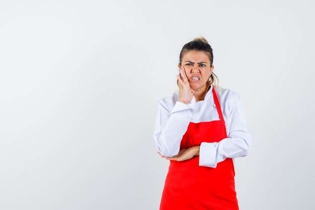 Eine ausdrucksstarke junge Dame posiert