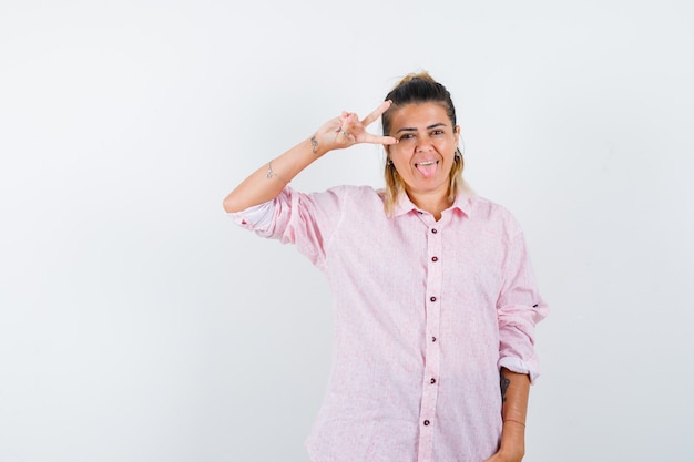 Eine ausdrucksstarke junge Dame posiert