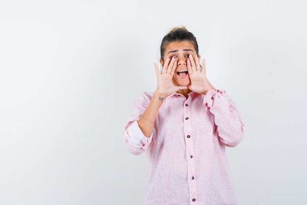 Eine ausdrucksstarke junge Dame posiert