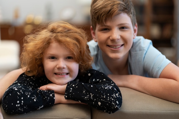 Kostenloses Foto eine authentische szene von cousins, die zusammen herumhängen