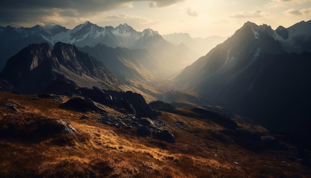 Kostenloses Foto eine berglandschaft mit einem sonnenuntergang im hintergrund