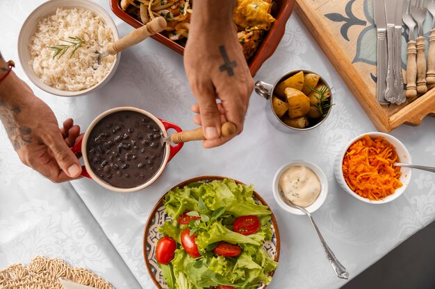 Eine brasilianische Familie genießt ein gemeinsames Essen