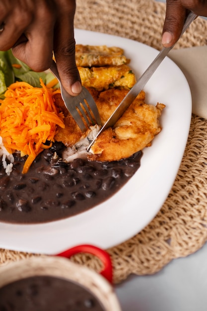 Eine brasilianische Familie genießt ein gemeinsames Essen