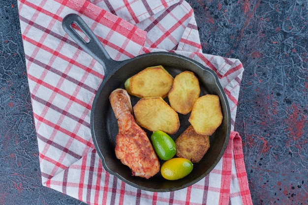 Eine Bratpfanne mit Hühnerfleisch und Gemüse.