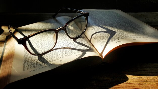 Eine Brille und ein Buch