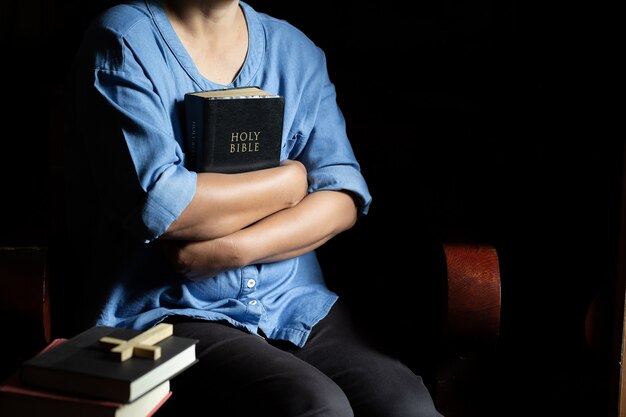 Eine christliche Frau saß auf einem Holzstuhl