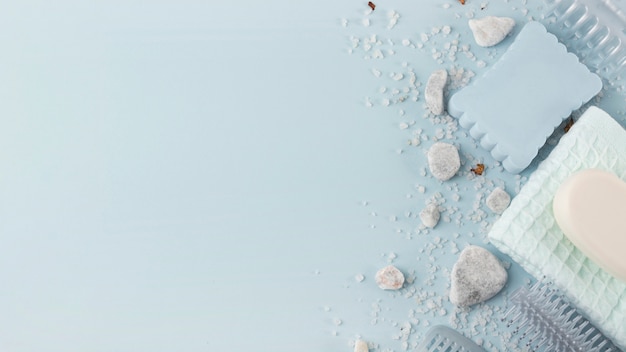 Eine Draufsicht auf den Schwamm; Spa Stein; Serviette; Salz und Seife auf blauem Hintergrund