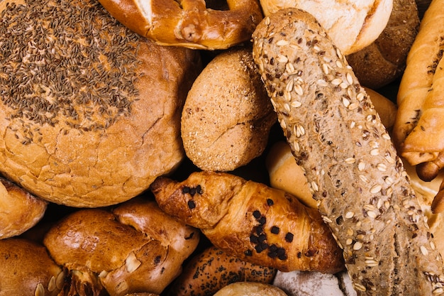 Eine Draufsicht auf frisch gebackenes Brot