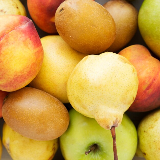 Eine Draufsicht auf Kiwi; Pfirsich; Apfel- und Birnenfrüchte