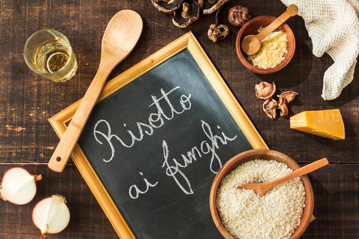 Kostenlose Foto eine draufsicht auf zutaten für die herstellung von risotto funghi geschrieben auf schiefer mit kreide