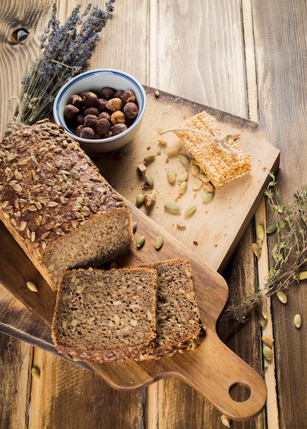 Eine Draufsicht des organischen Brot- und Energieriegels auf hackendem Brett