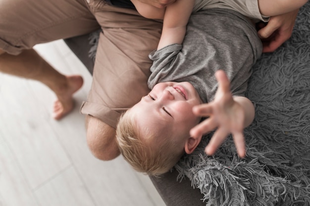 Eine Draufsicht des Sohnes, der Spaß mit seinem Vater macht